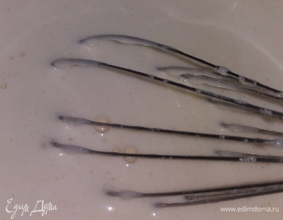 Взбить яйца с сахаром до пышной пены и поставить на водяную баню на 1 минуту. Постоянно помешивать снизу вверх.