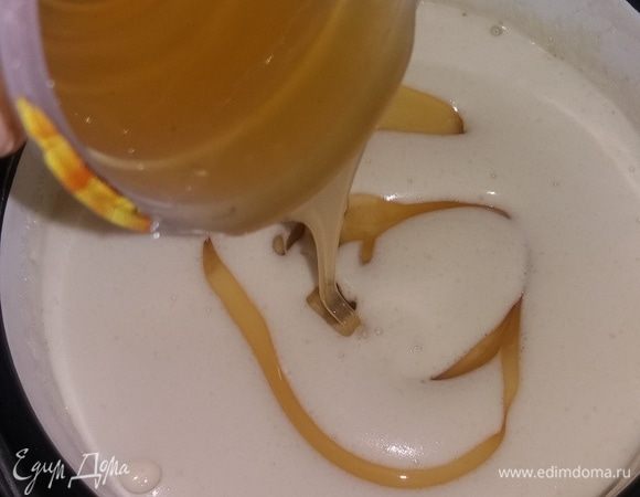 Добавить мед и сливочное масло. Оставить на водяной бане еще на 1–2 минуты, до растворения масла. Помешивать.