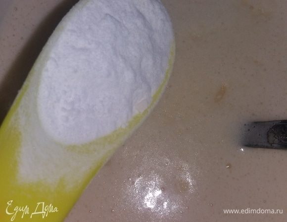 Добавить соду, перемешать. Масса увеличится вдвое. Через минуту снять с водяной бани.