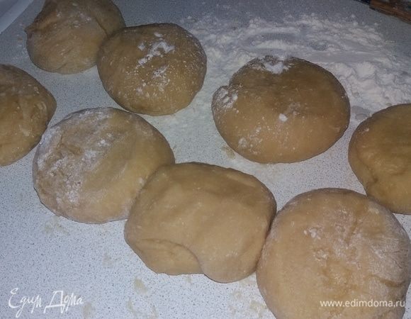 Постепенно добавить муку. Получится мягкое эластичное тесто, которое не липнет к рукам. При необходимости можно добавить еще 1 стакан муки. Разделить тесто на 6–8 частей.