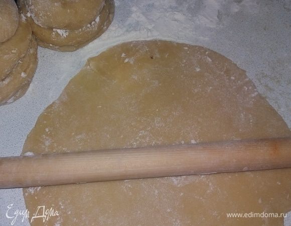 Раскатать тонкие лепешки. Печь в предварительно разогретой до 180°C духовке. Коржи остудить на ровной поверхности, станут жесткие.