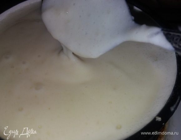 Молоко довести до кипения. Взбить яйцо с сахаром, мукой и ванилином. В массу влить горячее молоко. Довести до кипения. Крем загустеет. Добавить мелконарезанный банан.