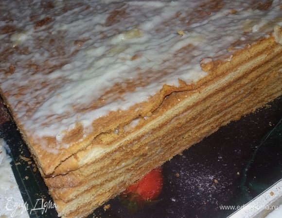 Обильно смазать остывшие коржи кремом. Ножом придать форму торту. Смазать кремом края.