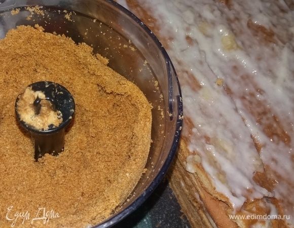 Обрезки от торта измельчить блендером.