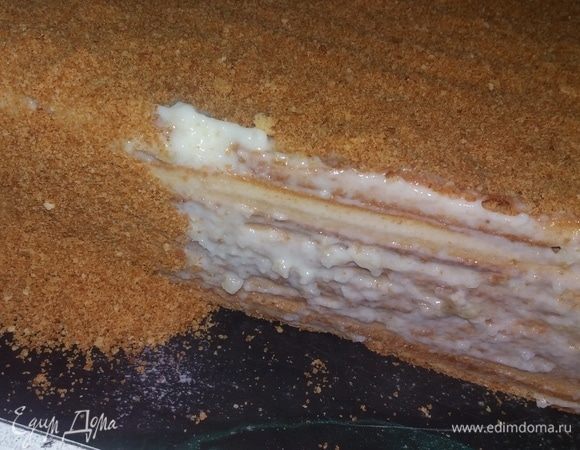 Посыпать весь торт полученной крошкой. Украсить по желанию. Дать торту пропитаться 3–4 часа, лучше ночь (не в холодильнике). Приятного чаепития!