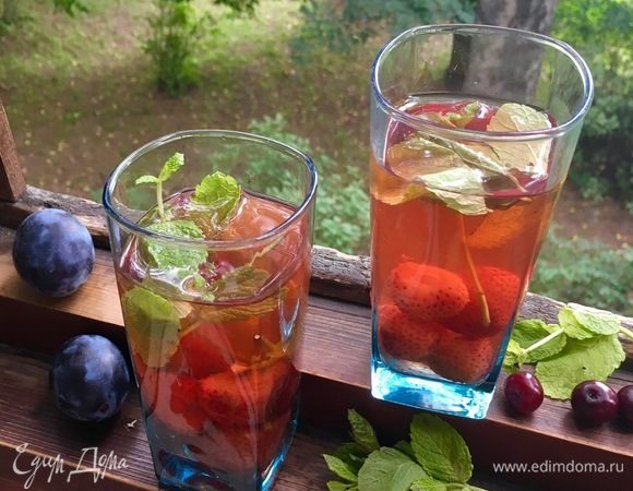 В графин выложить мяту или мелиссу для освежающего эффекта (по вкусу).