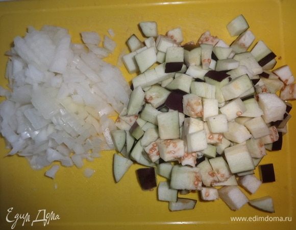 Луковицу очистить. Баклажан и луковицу вымыть, обсушить. Лук нарезать мелкими кубиками. Баклажан нарезать кубиками чуть покрупнее.