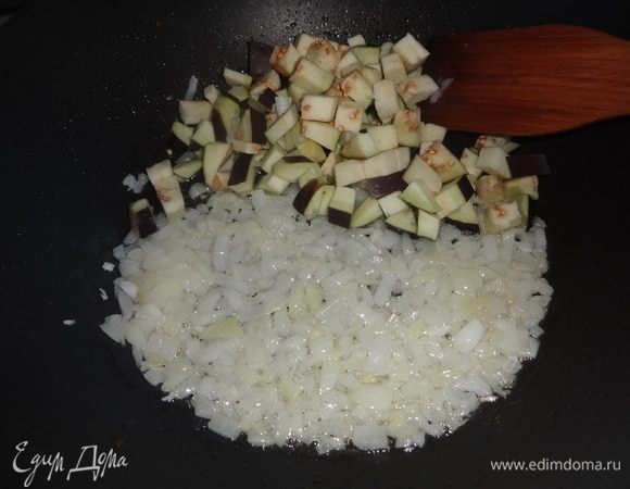 В сковороду налить масло для начинки, разогреть. Положить лук и обжарить его, помешивая, 5 мин. Затем добавить баклажаны и жарить на небольшом огне до мягкости.