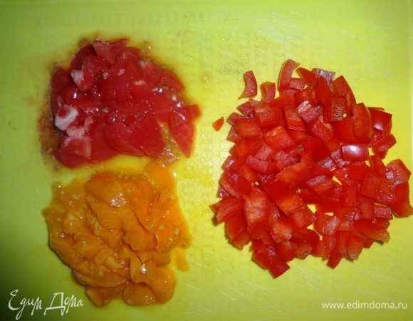 Помидоры и перец вымыть. Помидоры обдать кипятком и снять с них кожицу. Нарезать помидоры и перец мелкими кубиками.