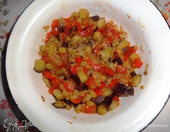 Выложить обжаренные овощи из сковороды в миску, посолить, поперчить, перемешать.