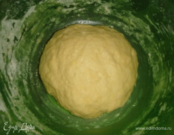 Всыпаем частями просеянную муку и замешиваем мягкое тесто. Накрываем миску с тестом пищевой пленкой и ставим в теплое место на 1 час.