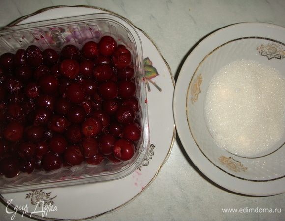 Из вишни удалить косточки, выложить в дуршлаг, чтобы стек сок.