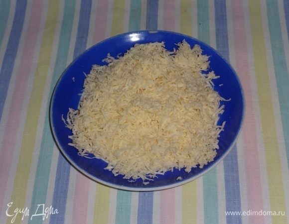 Сыр натереть на мелкой терке.