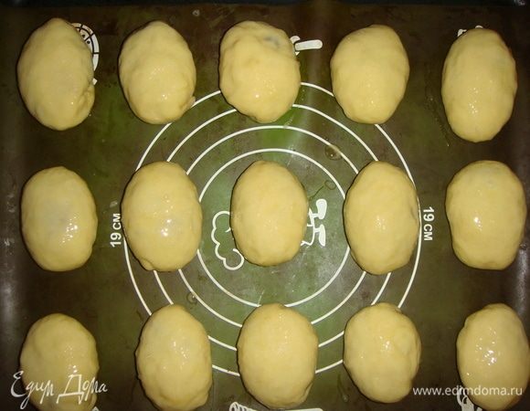 Пирожки выкладываем на противень (силиконовый коврик или пергаментную бумагу) . Оставляем пирожки для расстойки минут на 20, смазываем их яичным белком.