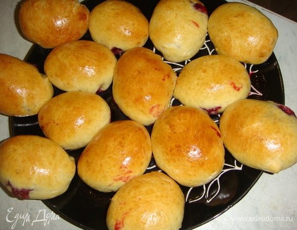 Выпекаем пирожки в разогретой до 180°C духовке 30–40 минут, до румяной корочки.