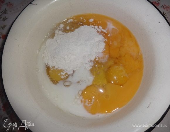 Яйца соединить с молоком, мукой, солью и перцем, взбить.