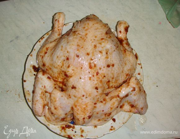 Натираем курицу солью, аджикой со сметаной. Выкладываем в смазанную маслом форму для запекания.