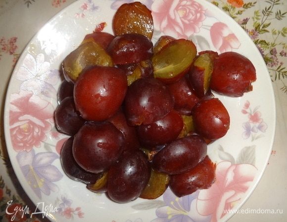 Сливы вымыть, обсушить. Разделить на половинки, удалить косточки.