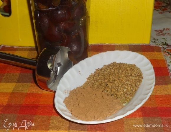 Загрузить сливы в чашу блендера, добавить гречневые хлопья и порошок какао. Измельчить до пюреобразного состояния. Попробовать на вкус. Мне показалось немного кисловатым, и я добавила 1 ст. ложку сахара, еще раз взбила. Разлить смузи по стаканам и дать постоять минут 8–10, чтобы хлопья немного набухли и размягчились.