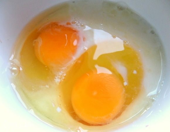 Отдельно вбить яйца в молоко.