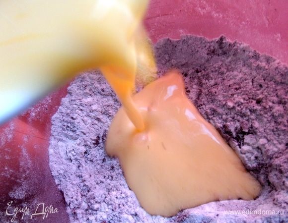 Влить в сухую массу.