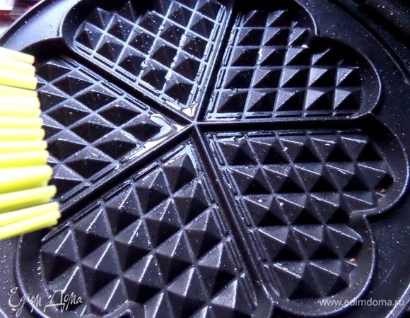 Включить вафельницу и немного смазать растительным маслом.