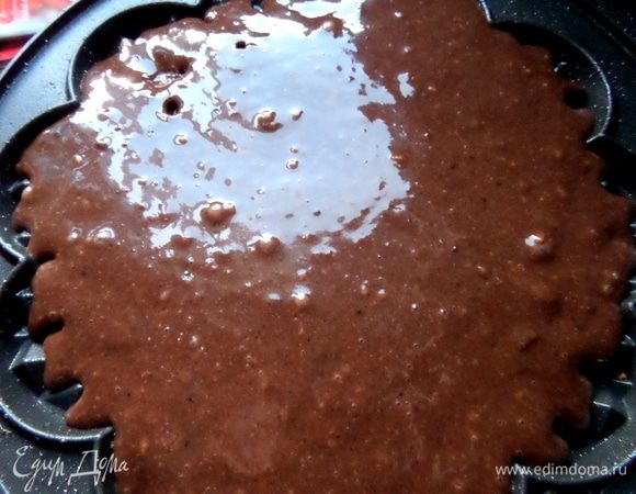 Наливать ложкой или поварешкой растекающееся тесто.