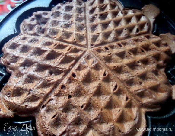 Закрыть половинки вафельницы и печь.