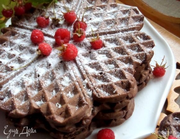 Выпекаем 5 таких пластин. В каждой — 5 вафелек.