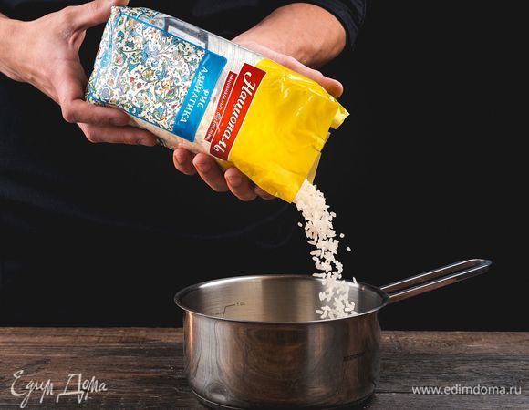 Отварите рис Адриатика ТМ «Националь» на среднем огне и выдержите 10 минут. Откиньте готовый рис на дуршлаг.