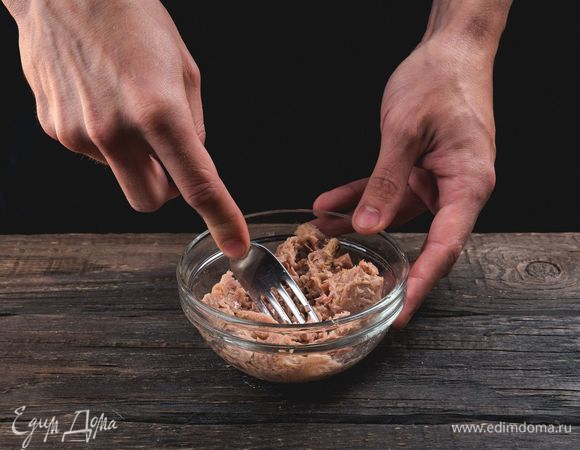 Пока варится рис, разомните вилкой филе тунца.