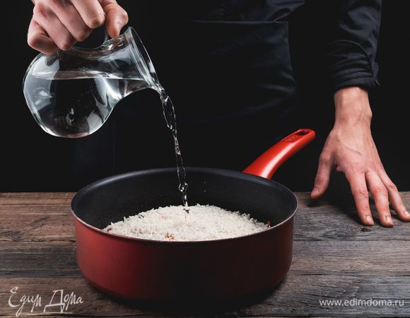 Залейте рис горячей водой, чтобы она покрывала его примерно на 2 см.