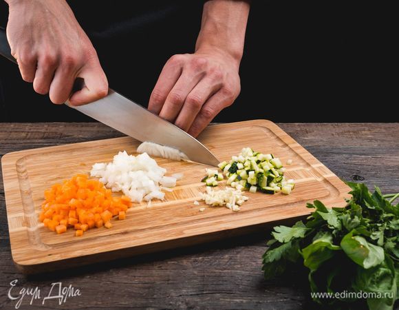 Порубите мелким кубиком луковицу и морковь, цукини, чеснок, измельчите зелень.
