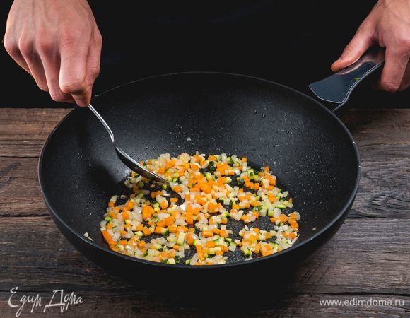 В сотейнике разогрейте оливковое масло и обжарьте овощи на сильном огне.
