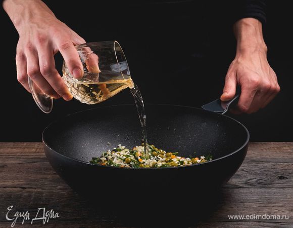 Влейте белое вино и выпарьте на слабом огне.<br />
 