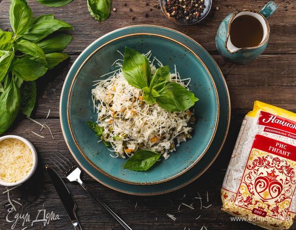 Добавьте к готовому рису обжаренные овощи и посыпьте блюдо тертым пармезаном. Приятного аппетита!<br />
 