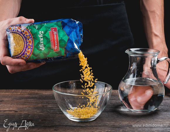 Запарьте булгур ТМ «Националь» в 100 мл кипятка на 10 минут.