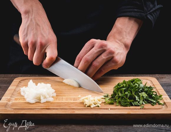 Как можно мельче нарежьте луковицу, свежую зелень, чеснок.