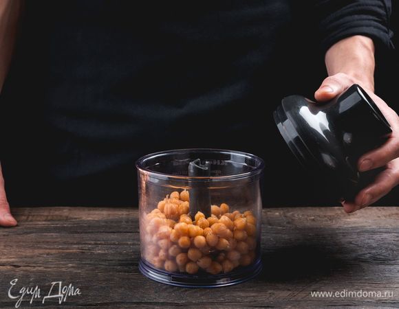 Пересыпьте разбухший нут в чашу блендера и взбейте в густое пюре.