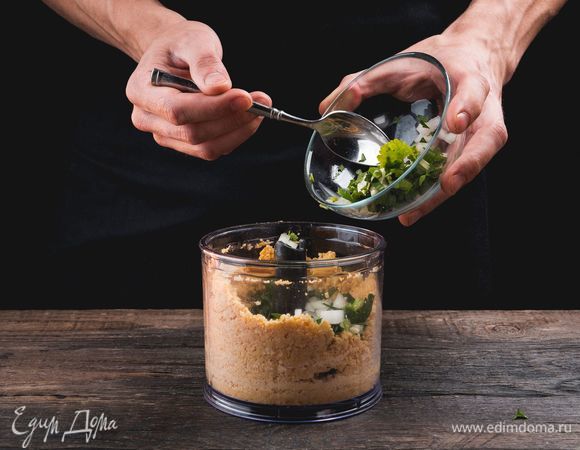 Добавьте к нутовому пюре лук, чеснок, зелень, а также все имеющиеся специи, соль и соду. Пробейте все ингредиенты в блендере еще раз.<br />
 