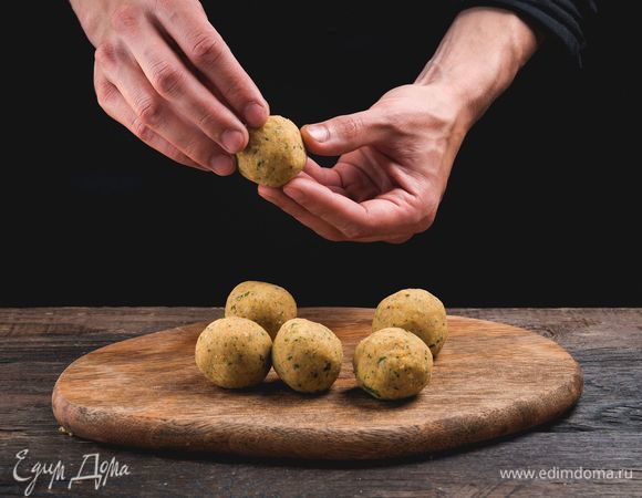 <br />
Смочите руки холодной водой и начинайте лепить шарики диаметром 2–2,5 см.