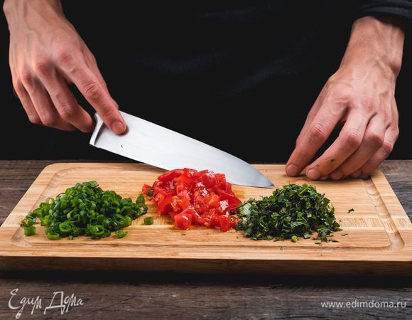 Очень мелко нашинкуйте петрушку, мяту, зеленый лук, помидор.<br />
 