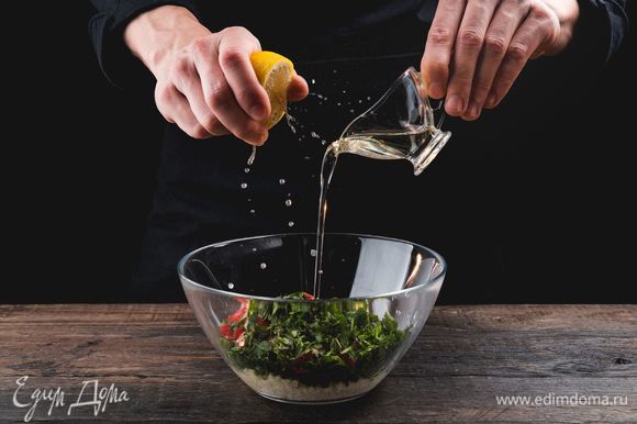 Добавьте соль и паприку по вкусу, заправьте салат оставшимся оливковым маслом и лимонным соком, еще раз перемешайте.