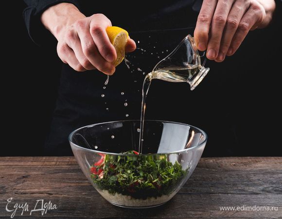 Добавьте соль и паприку по вкусу, заправьте салат оставшимся оливковым маслом и лимонным соком, еще раз перемешайте.<br />
 