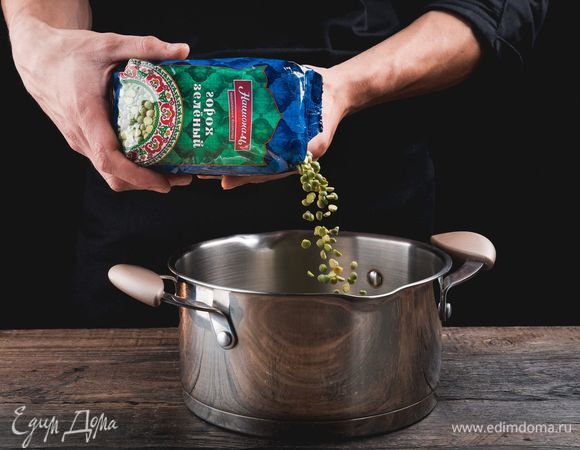 Промойте горох зеленый колотый ТМ «Националь», залейте водой в кастрюле, доведите до кипения. Затем уменьшите пламя до минимума и варите до полного размягчения. Этот сорт гороха не требует дополнительного замачивания и варится быстро.