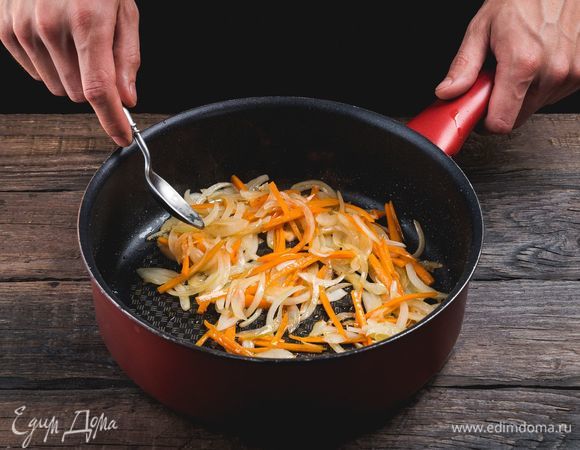 Разогрейте сковороду с растительным маслом и обжарьте лук с морковью.