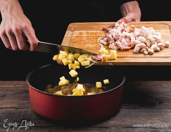 Добавьте бекон и картофель и продолжайте обжаривать. Если ингредиенты начали прилипать ко дну, влейте немного горохового отвара.