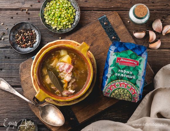 Когда горох будет почти готов, можно закладывать в кастрюлю жареные овощи с беконом и курицей. Добавьте соль и специи, доведите суп до готовности на медленном огне.