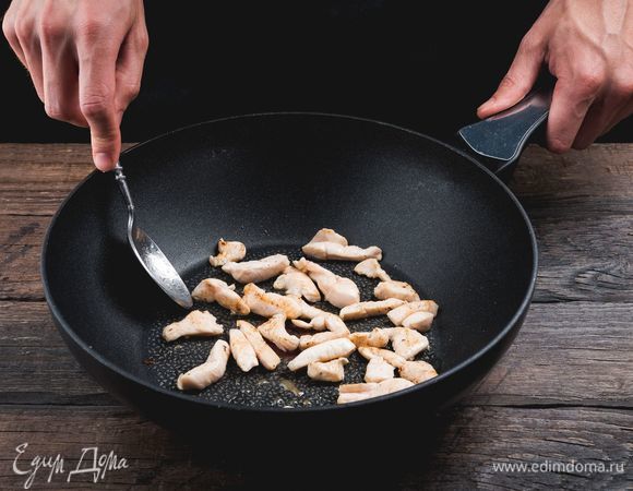 Разогрейте большую глубокую сковороду с маслом, обжарьте куриное филе ломтиками, чтобы оно стало светлым.