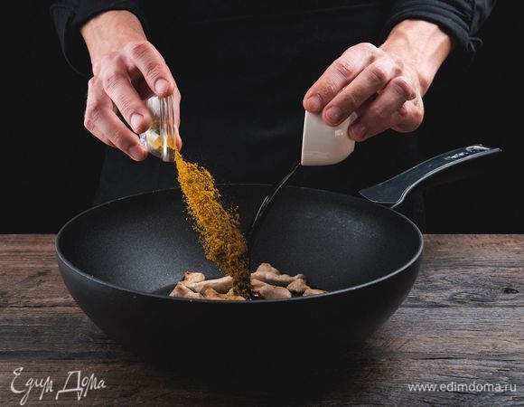 Добавьте соевый соус, карри и коричневый сахар, жарьте курицу до золотистого цвета. Разбейте в сковороду с курицей яйцо и пожарьте, как обычный омлет. В процессе разломайте его лопаткой на мелкие кусочки. 